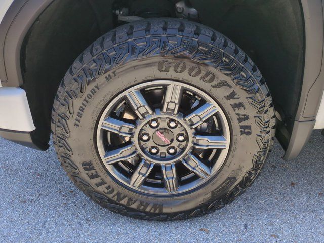 Used 2023 White GMC AT4 image 10