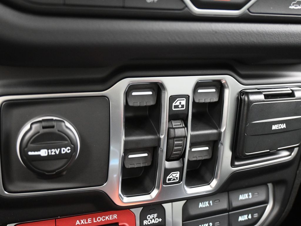 New 2026 bright white clearcoat Jeep Mojave image 21