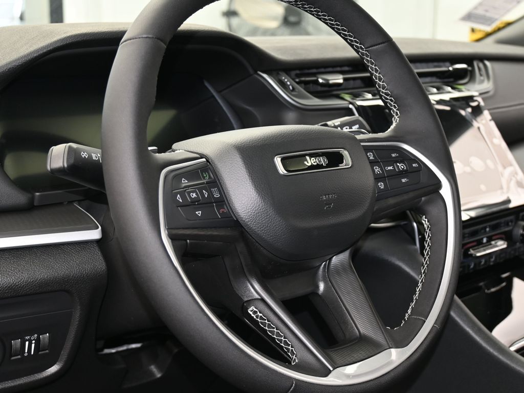 New 2025 Diamond Black Crystal Pearlcoat Jeep Laredo image 14