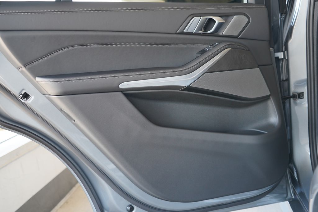 Thumbnail: 2027 BMW X7 - 27