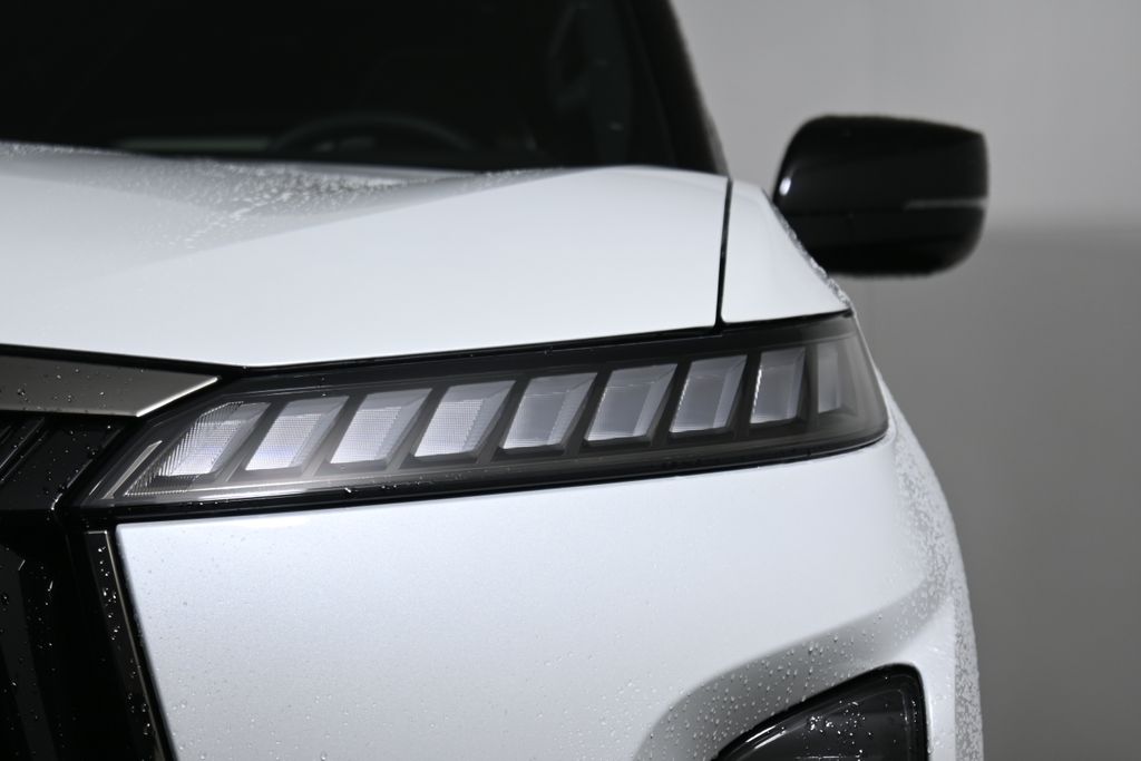 Thumbnail: 2026 INFINITI QX80 - 10