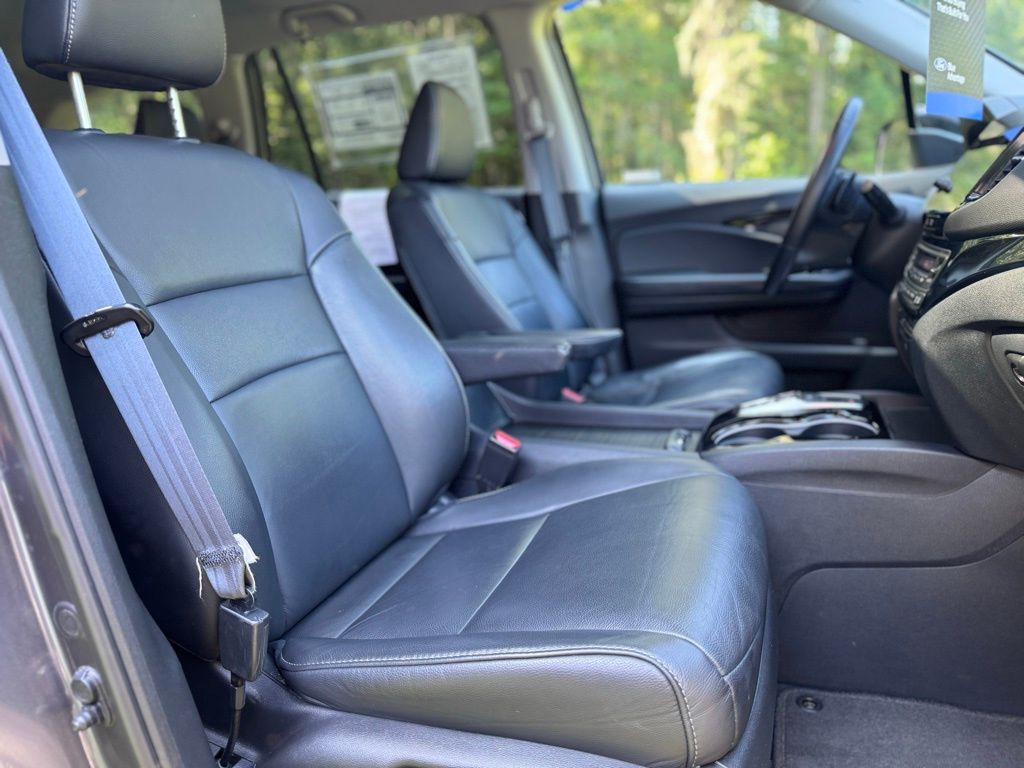 2020 Honda Pilot Touring w/Rear Captain's Chairs