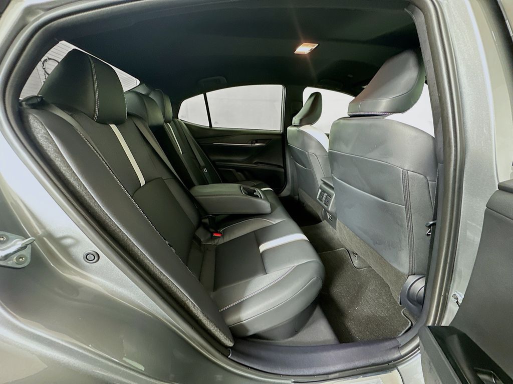 2025 Toyota Camry SE 26