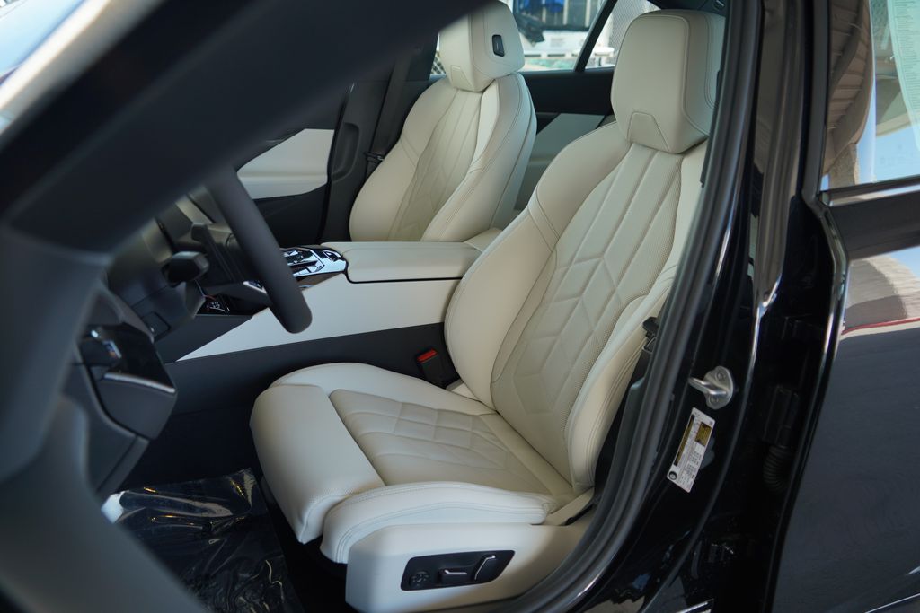 Thumbnail: 2027 BMW 5 Series - 9
