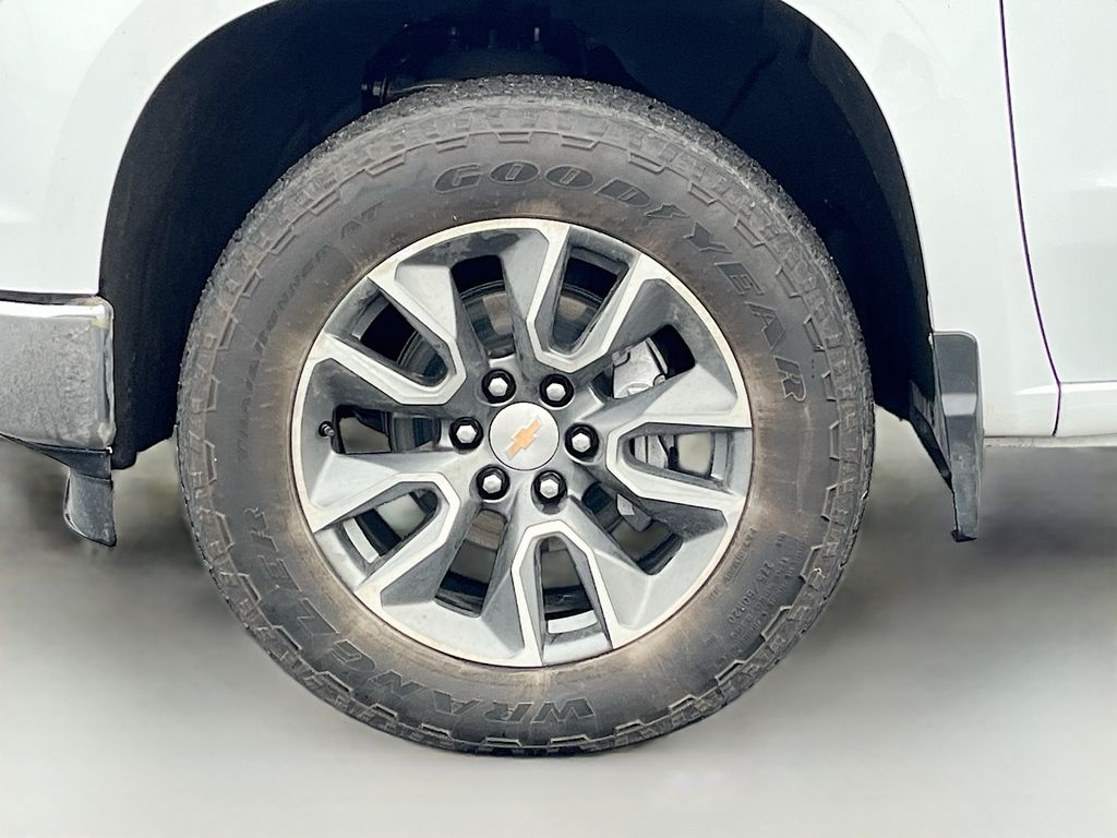 Used 2025 White Chevrolet LT image 27