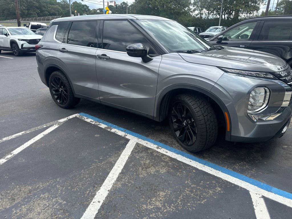 Used 2022 Gray Mitsubishi SE image 3