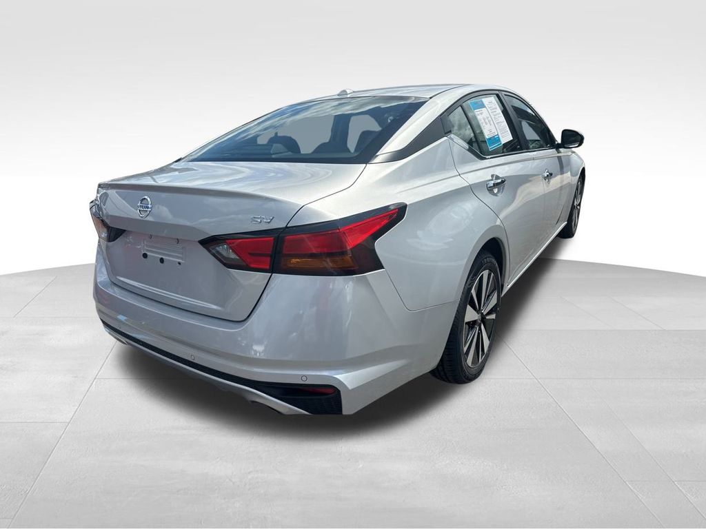2022 Brilliant Silver Metallic Nissan Altima 2.5 SV FWD Sedan