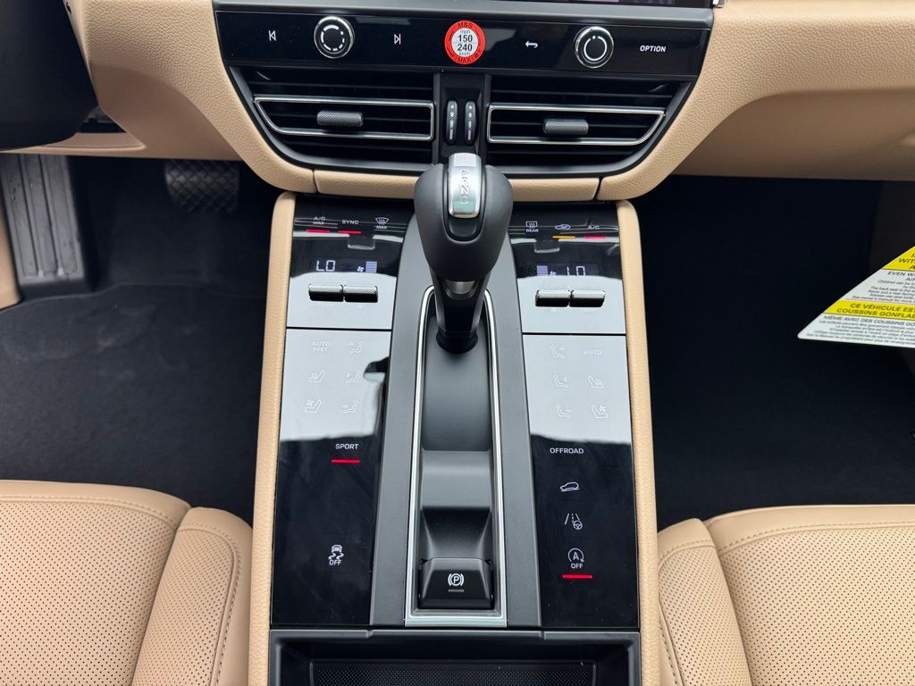 Thumbnail: 2025 Porsche Macan - 31