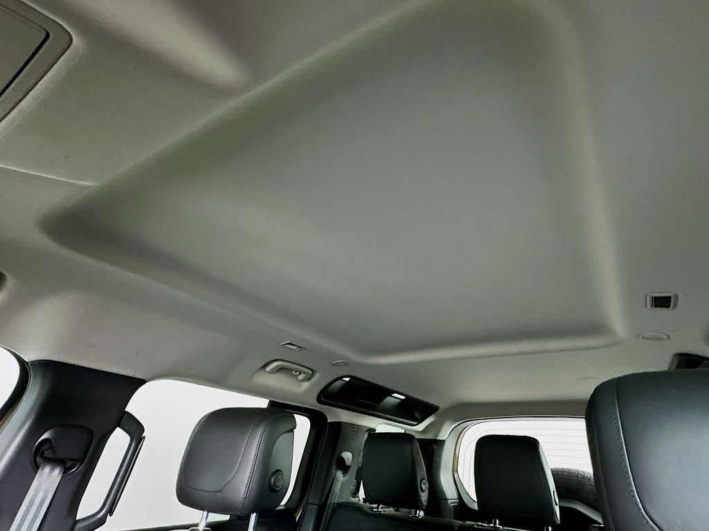 Land RoverDefender 11021