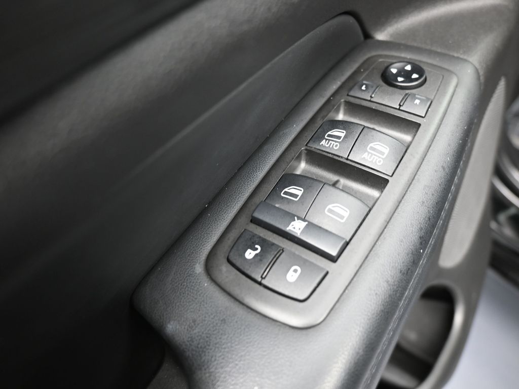 Used 2021 Diamond Black Crystal Pearlcoat Jeep Laredo X image 14