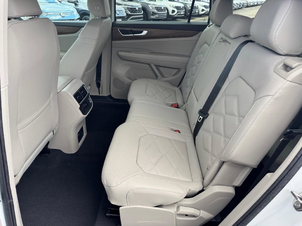 New 2026 Opal White Pearl Volkswagen SE image 7