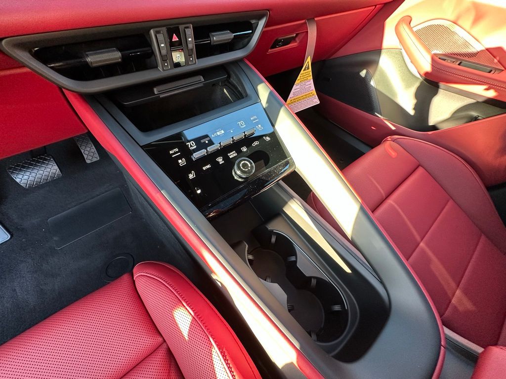 Thumbnail: 2025 Porsche Macan - 27