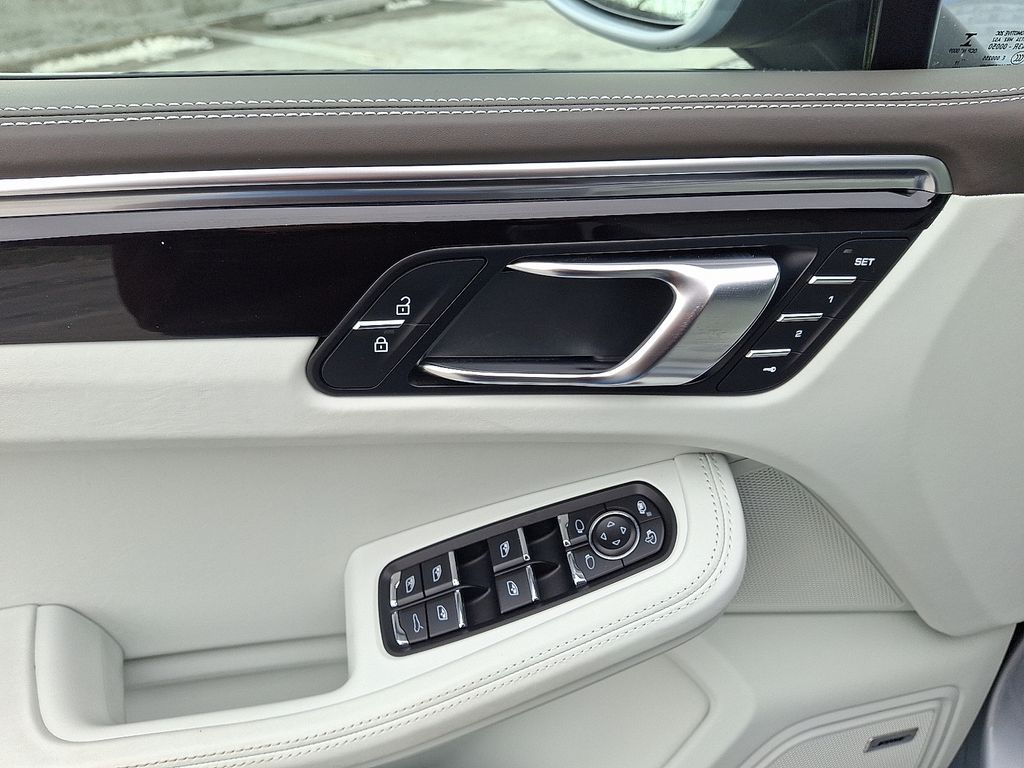 Thumbnail: 2020 Porsche Macan - 14