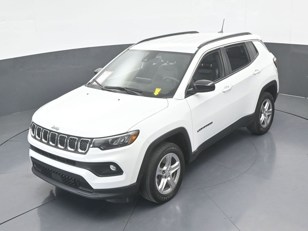 Used 2023 Bright White Clearcoat Jeep Latitude image 10