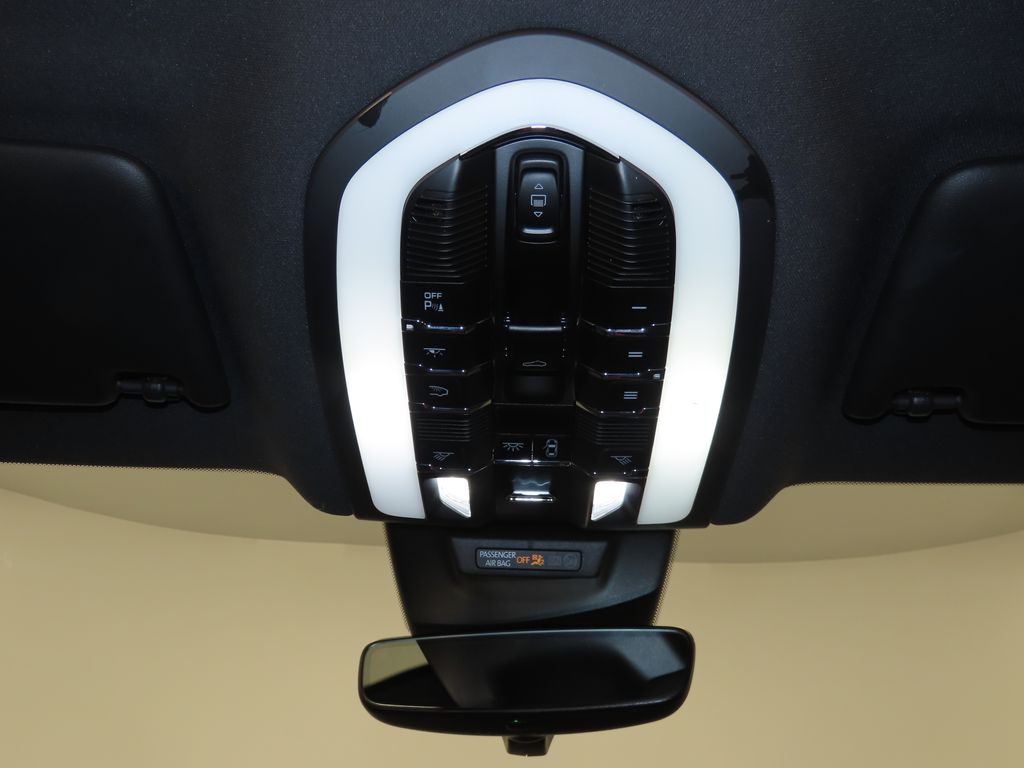 Thumbnail: 2022 Porsche Macan - 31