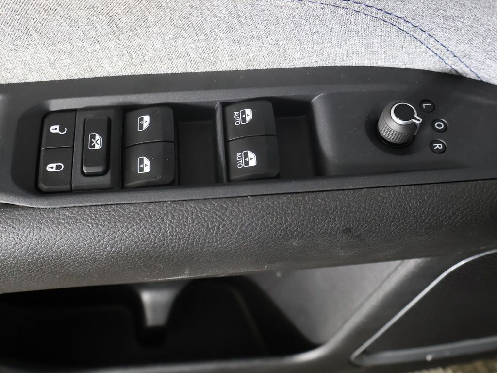 Used 2025 White Jeep Latitude image 33