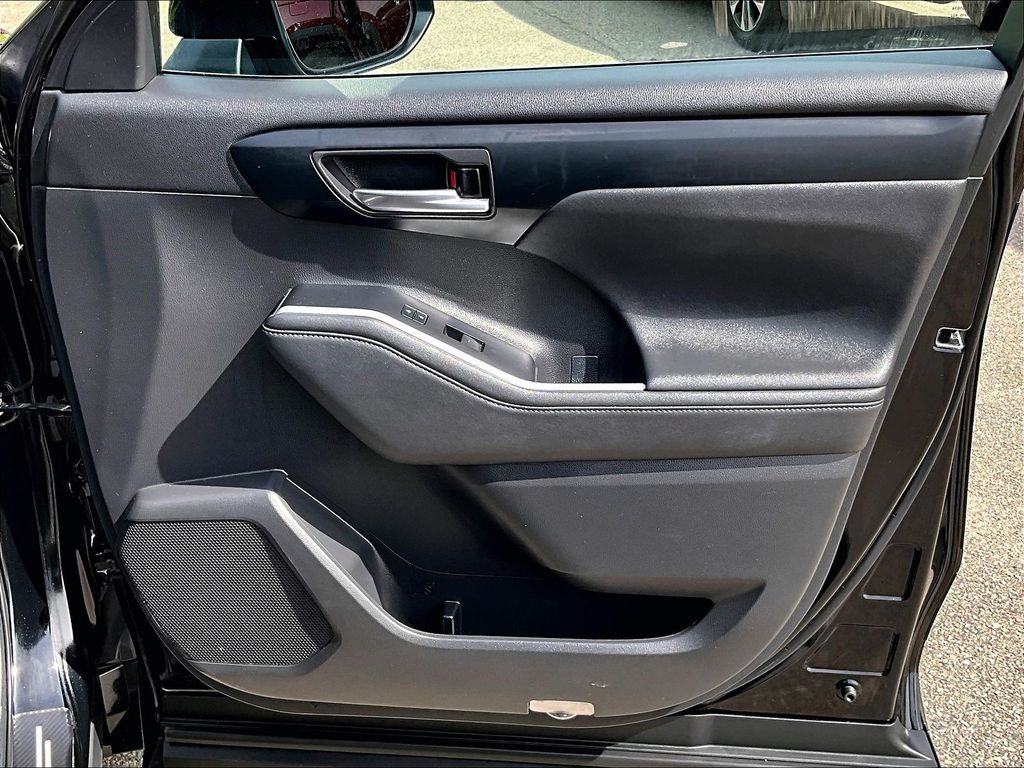 2023 Toyota Highlander — photo 12