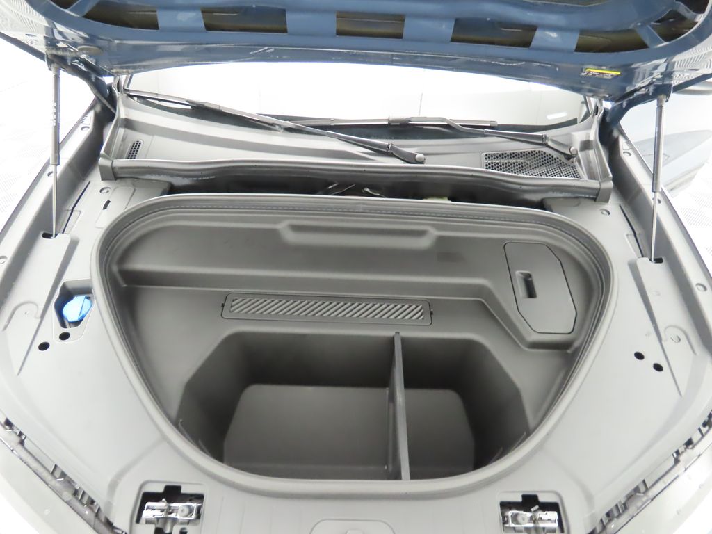 Thumbnail: 2025 Audi Q6 e-tron - 31