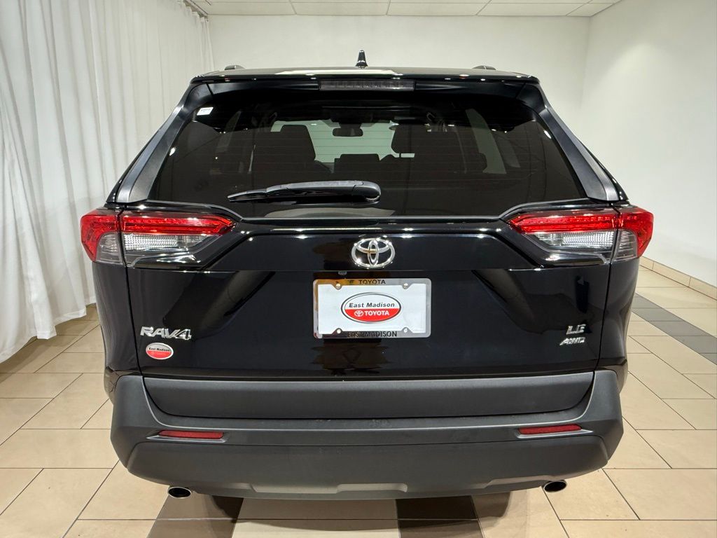 2019 Toyota RAV4 LE 4