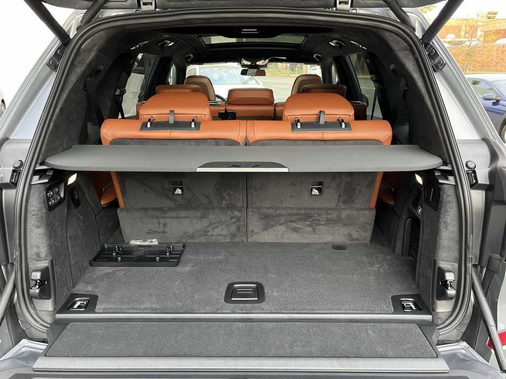 Thumbnail: 2026 BMW X7 - 25