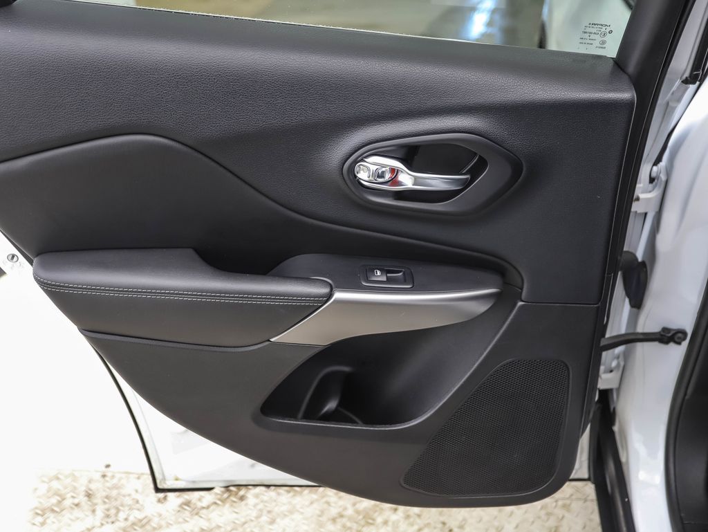 Thumbnail: 2019 Jeep Cherokee - 21