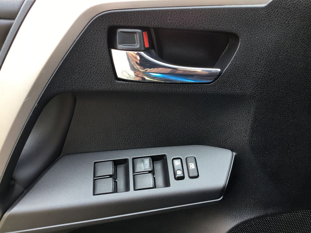 Thumbnail: 2018 Toyota RAV4 - 19