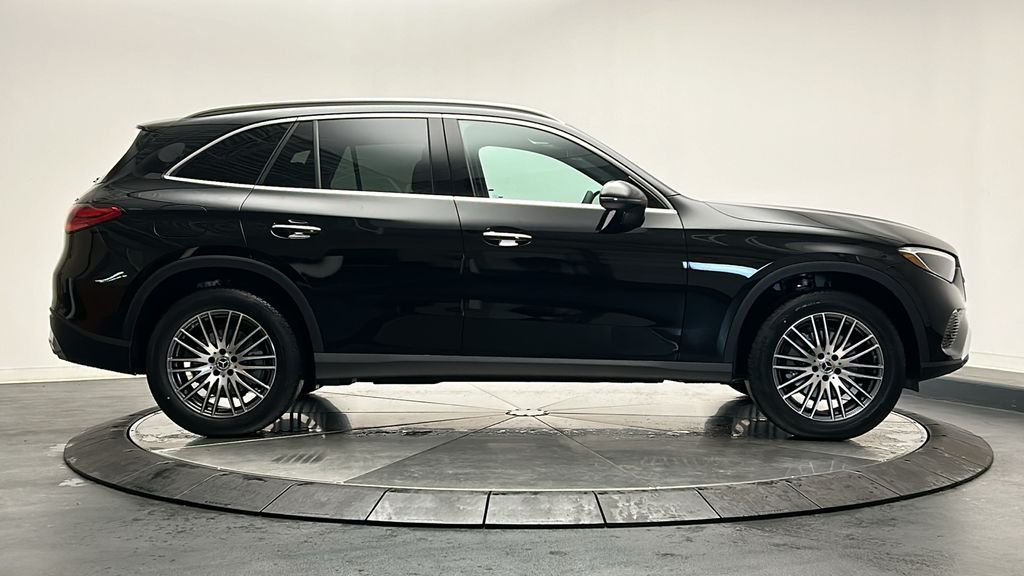 2025 Mercedes-Benz GLC 300 8