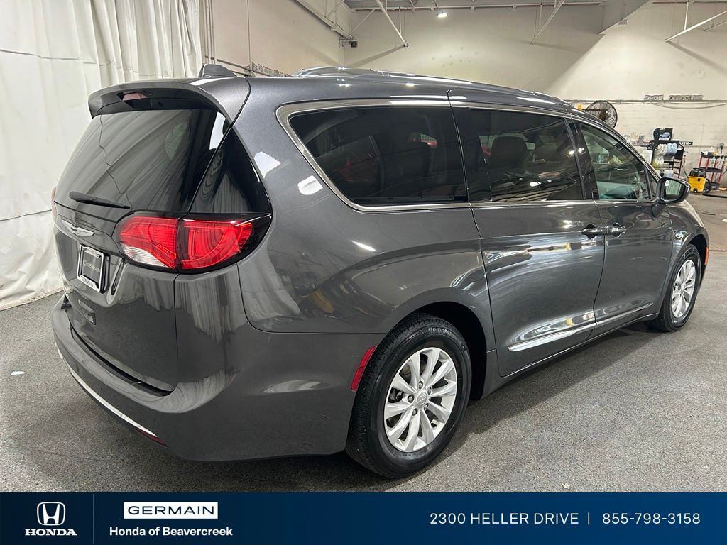 Used 2018 Gray Chrysler Touring L image 8