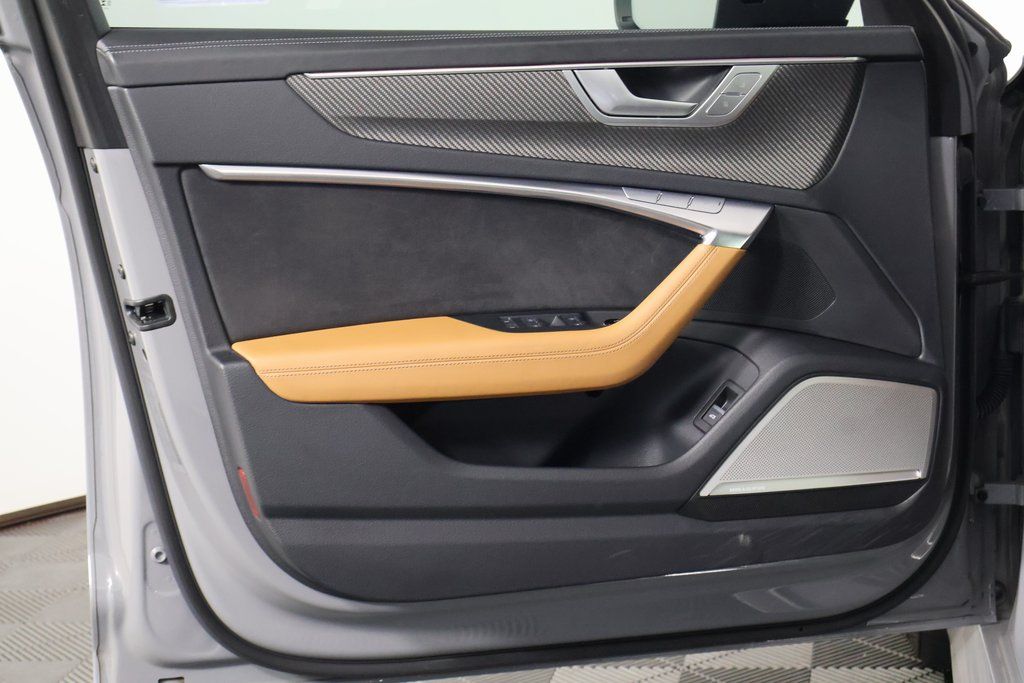 Thumbnail: 2024 Audi RS 6 - 12