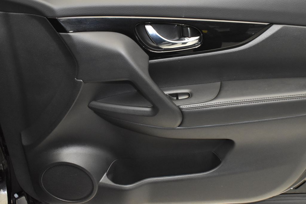 2022 Nissan Rogue Sport SL 27