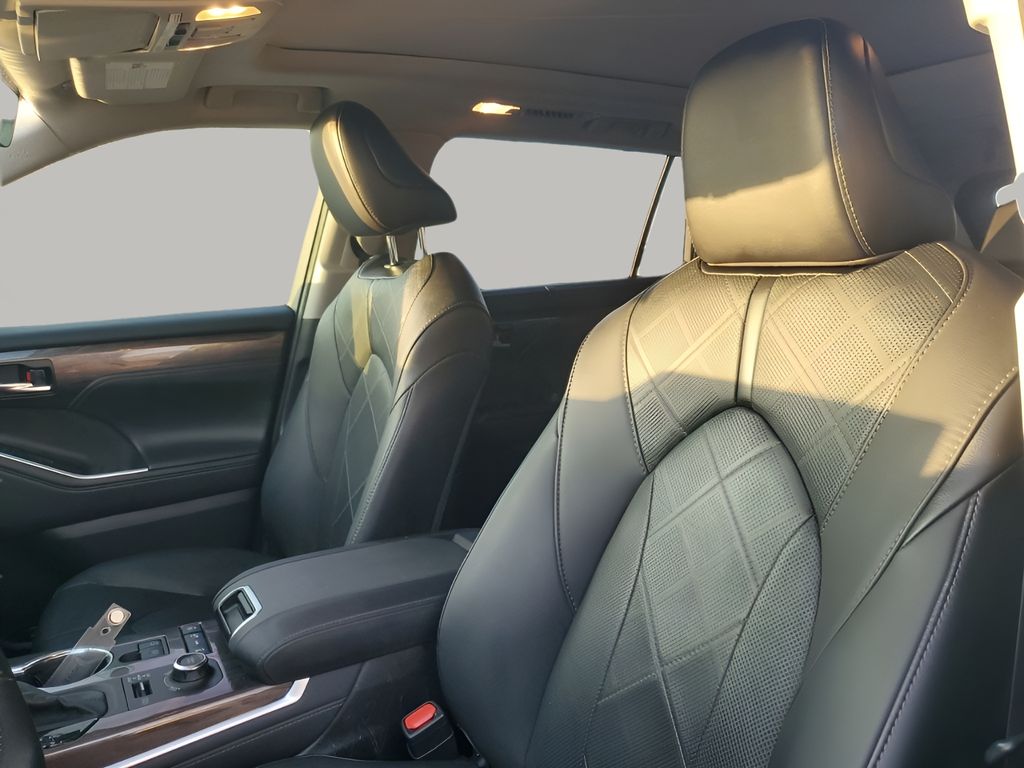 Used Car 2020 Toyota Highlander  Platinum For Sale Under $35,000 In Austin, Texas