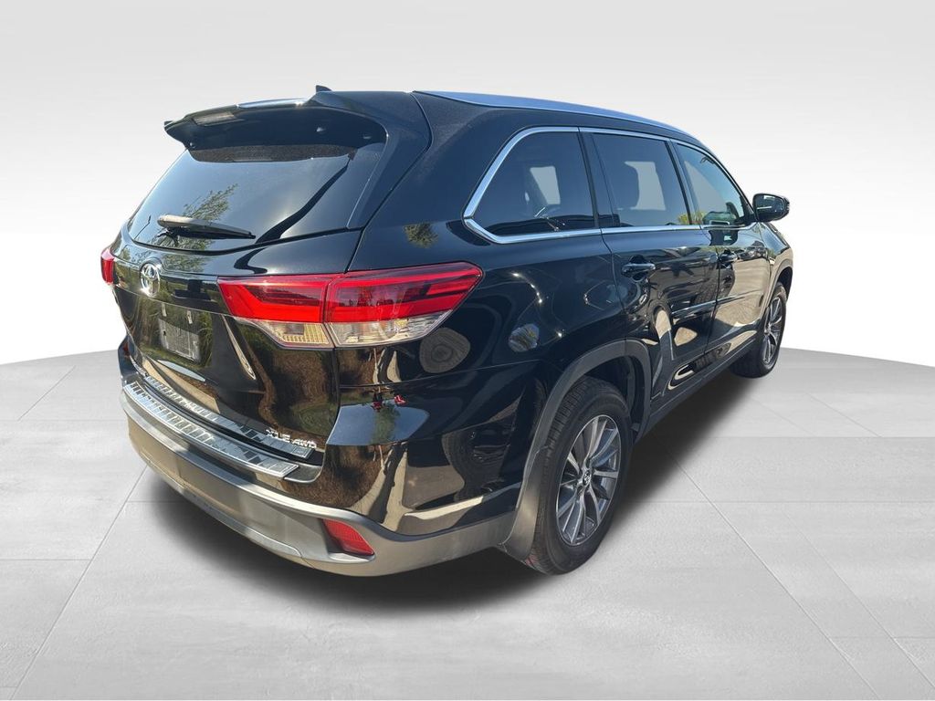 2019 Midnight Black Metallic Toyota Highlander XLE AWD SUV