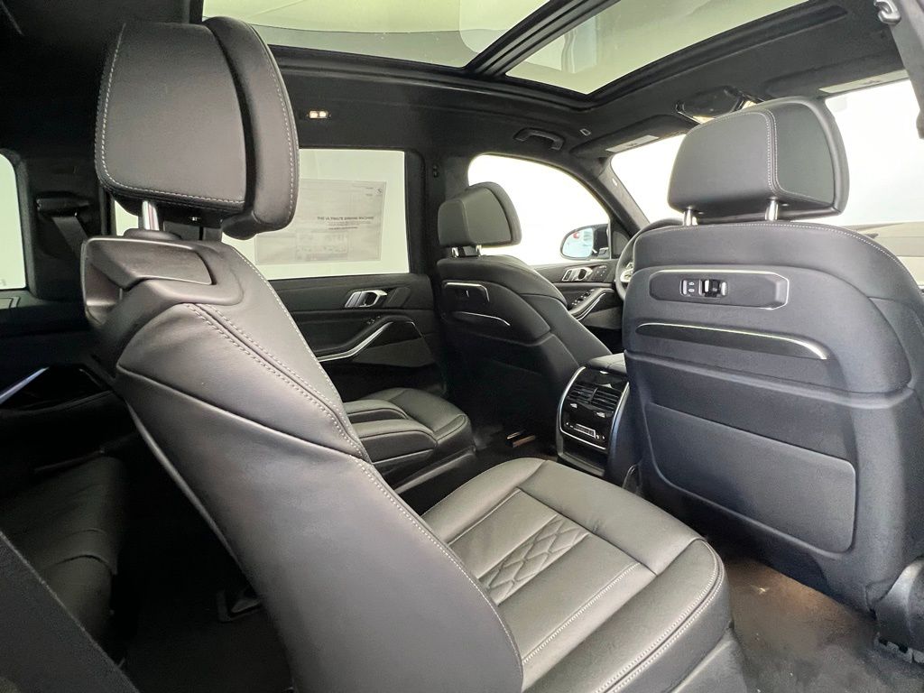 Thumbnail: 2026 BMW X7 - 8