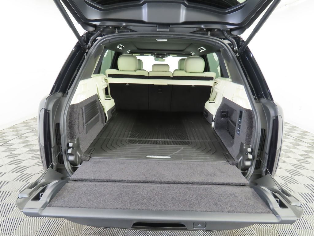 2025 Land Rover Range Rover SE 30