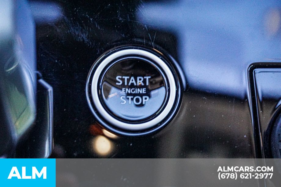 Used 2023 White Land Rover SE image 46