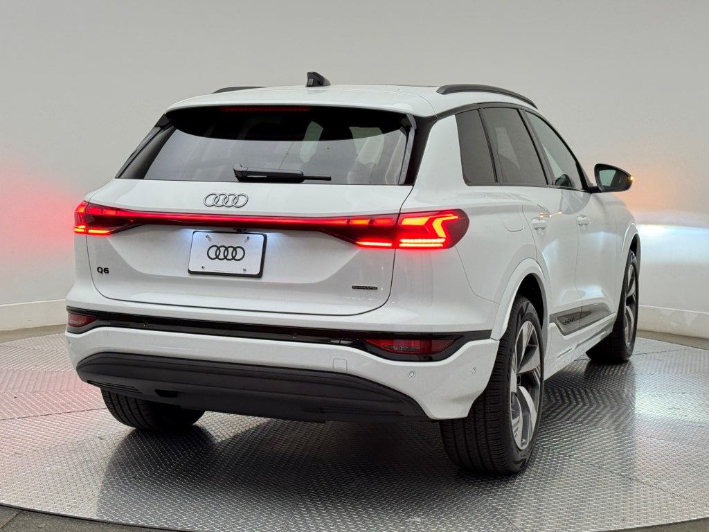 2025 Audi e-tron Premium 10