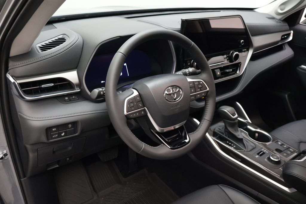 Thumbnail: 2026 Toyota Highlander - 15