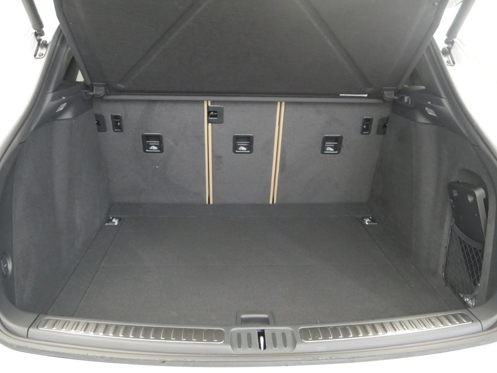 Thumbnail: 2026 Porsche Macan - 23