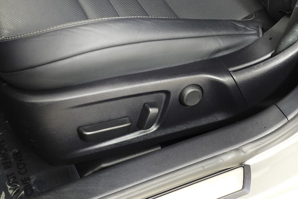 2022 Lexus IS 350 23