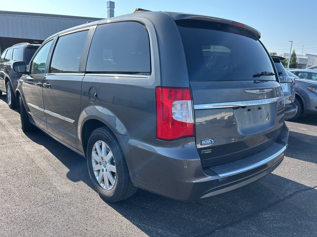 Thumbnail: 2016 Chrysler Town & Country - 2
