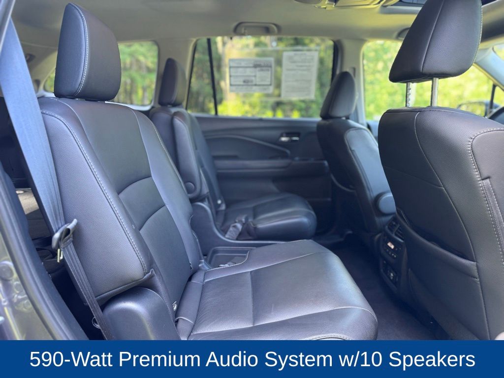 2020 Honda Pilot Touring w/Rear Captain's Chairs