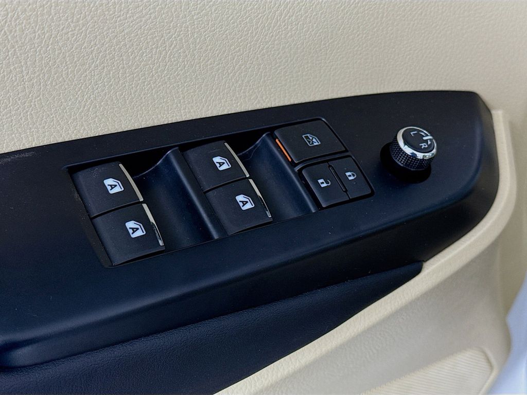 Thumbnail: 2015 Toyota Highlander - 17
