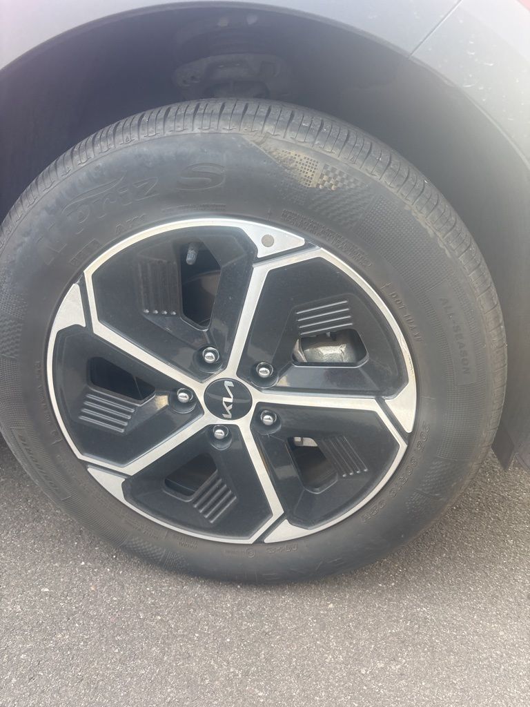 Thumbnail: 2023 Kia Niro - 3