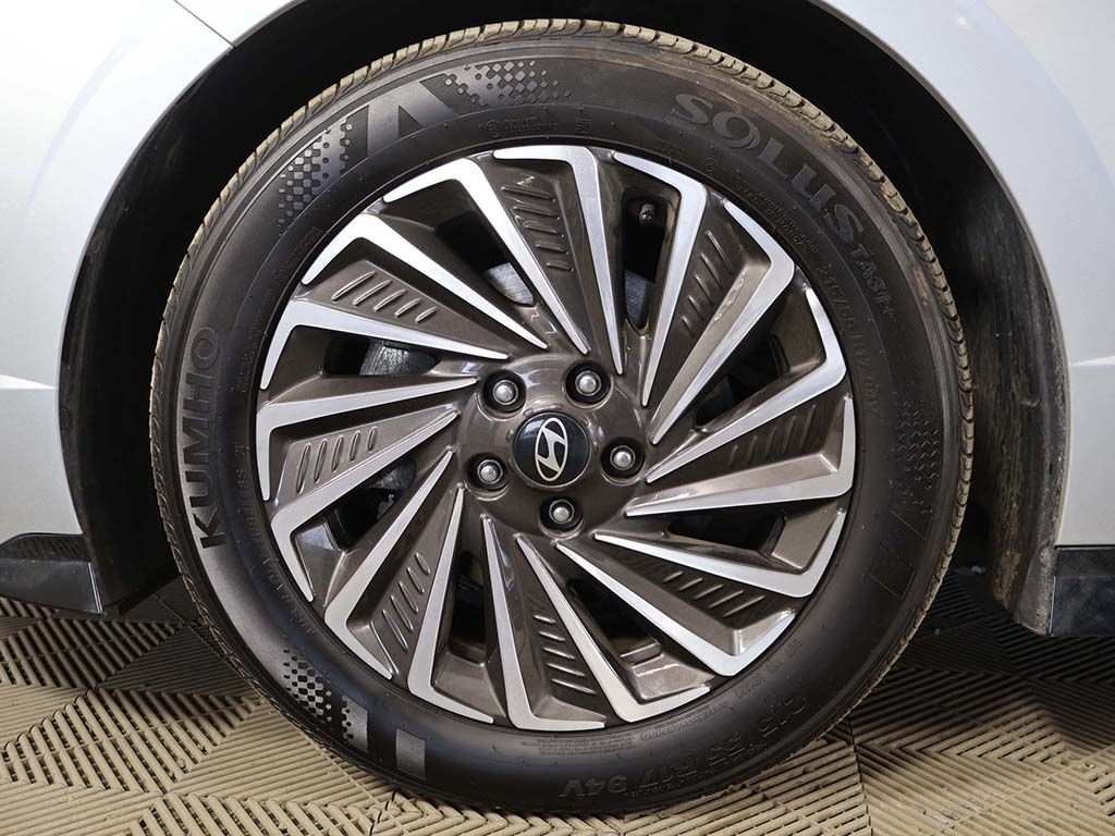 Certified Used 2025 Silver Hyundai SEL image 17