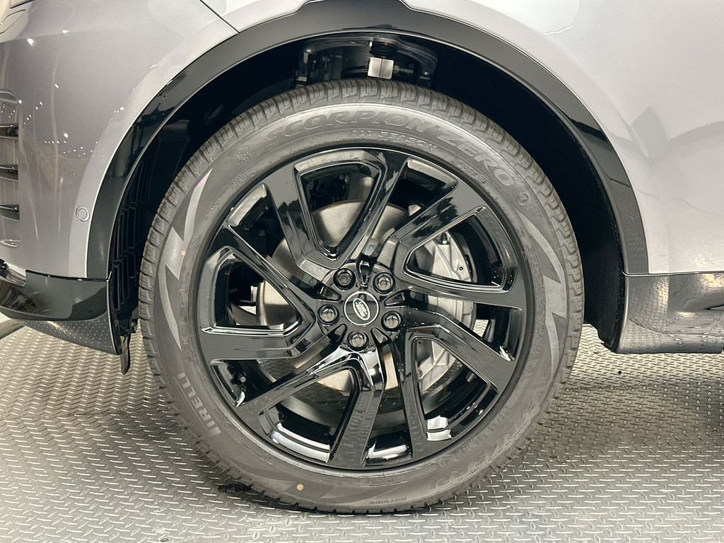 Thumbnail: 2025 Land Rover Discovery - 3