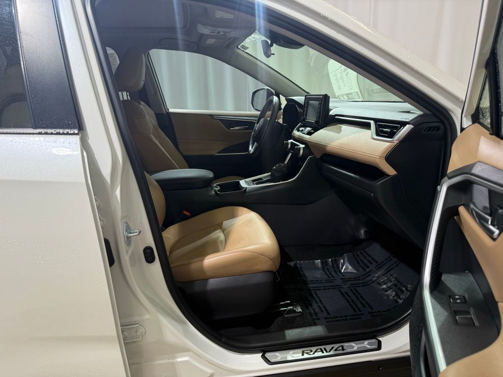 2021 Toyota RAV4 XLE Premium 23
