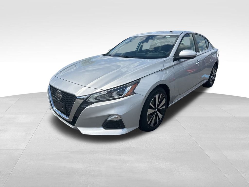 2022 Brilliant Silver Metallic Nissan Altima 2.5 SV FWD Sedan