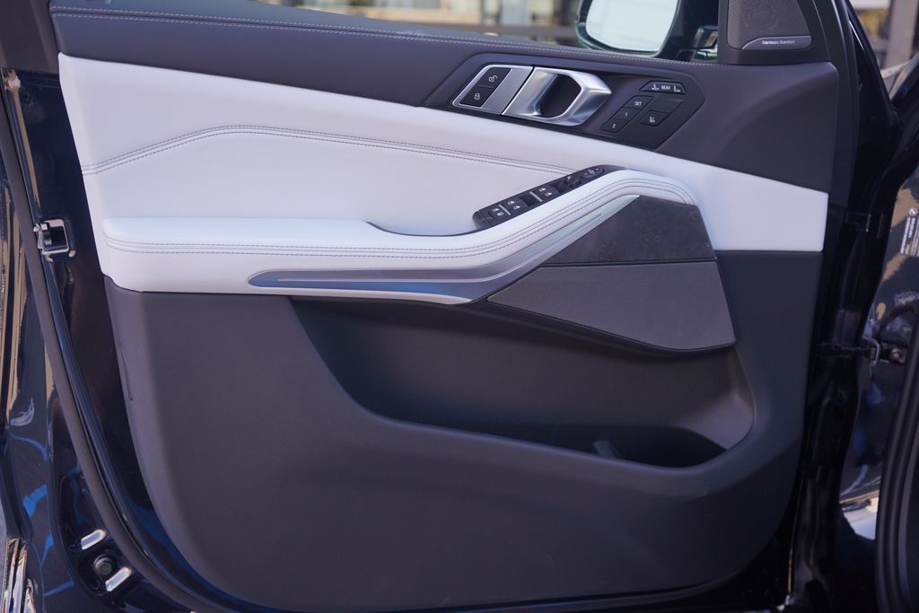 Thumbnail: 2026 BMW X7 - 8