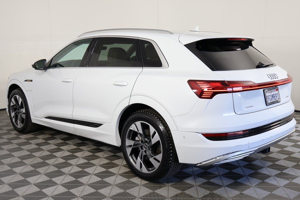 Thumbnail: 2023 Audi e-tron - 6