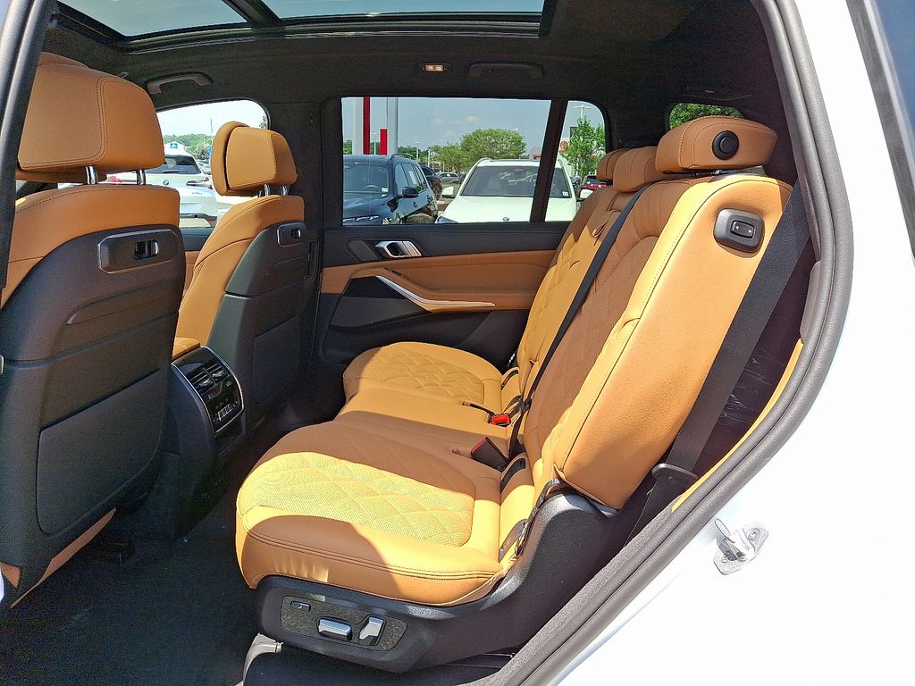 Thumbnail: 2026 BMW X7 - 5